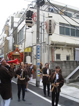 アジアンロードで神輿を担ぐ